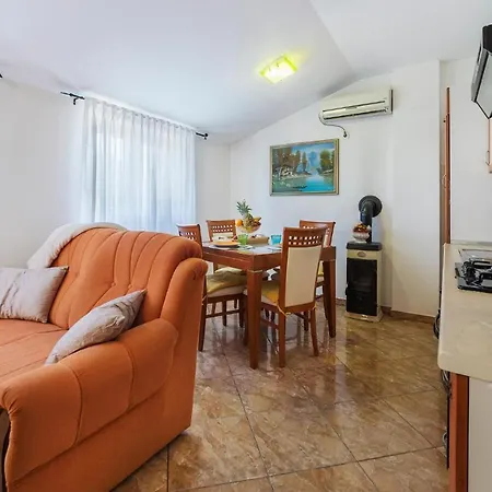 1 Bedroom Cozy Apartment In Pula * 풀라