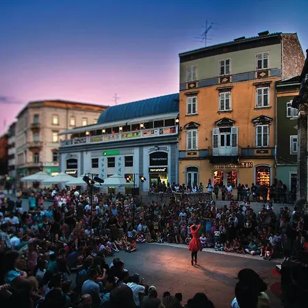 Daire Gorgeous In With Wifi Pula