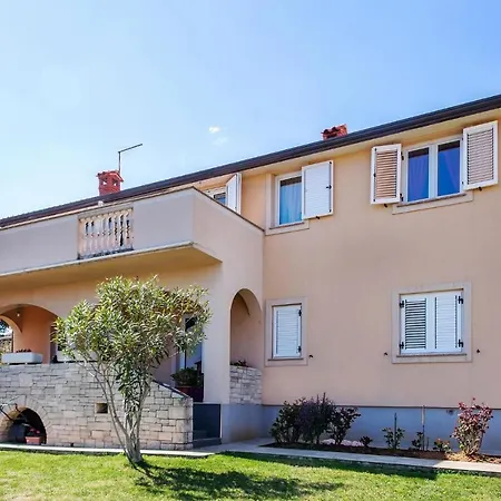 1 Bedroom Cozy Apartment In Pula شقة *
